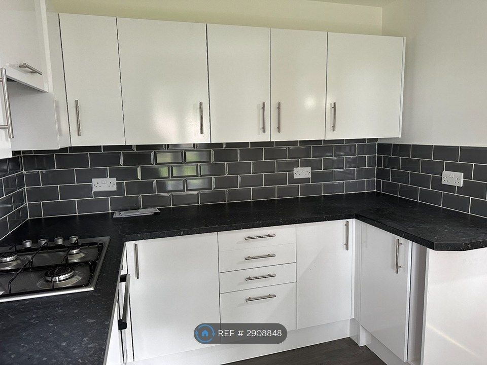 Property photo 3 of 9 Kitchen2