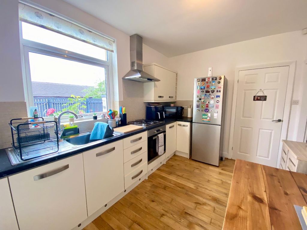 Property photo 2 of 17 Dining Kitchen