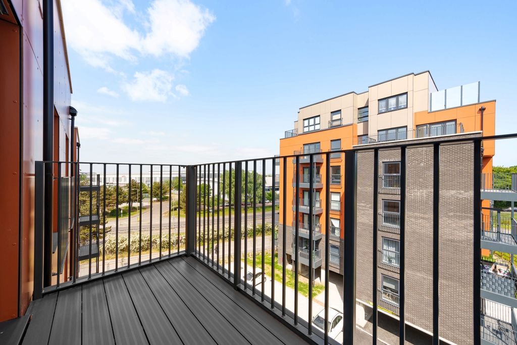 Property photo 3 of 9 Braeburn Balcony