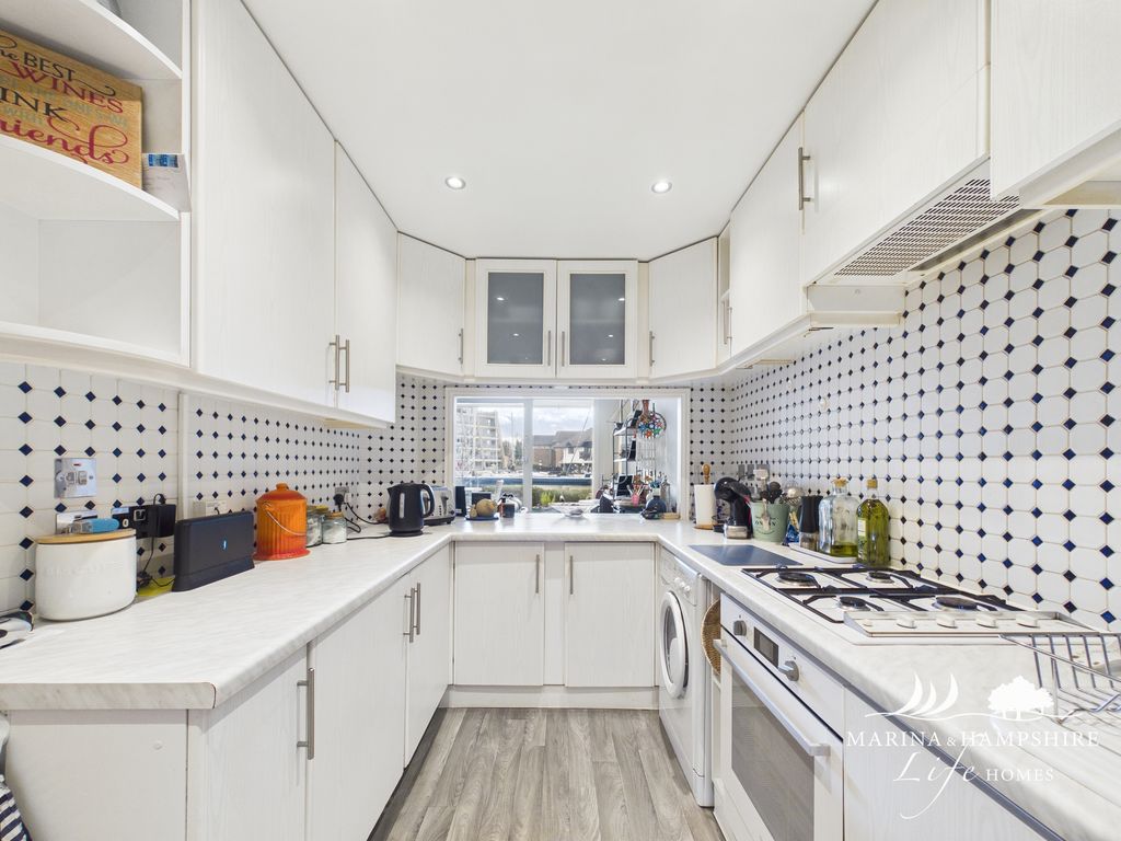 Property photo 3 of 28 Cam03915G0-Pr0038-Still013