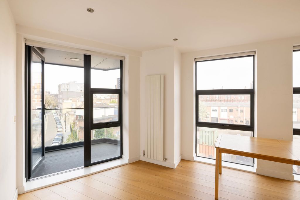 Property photo 2 of 10 Margerie Court E2