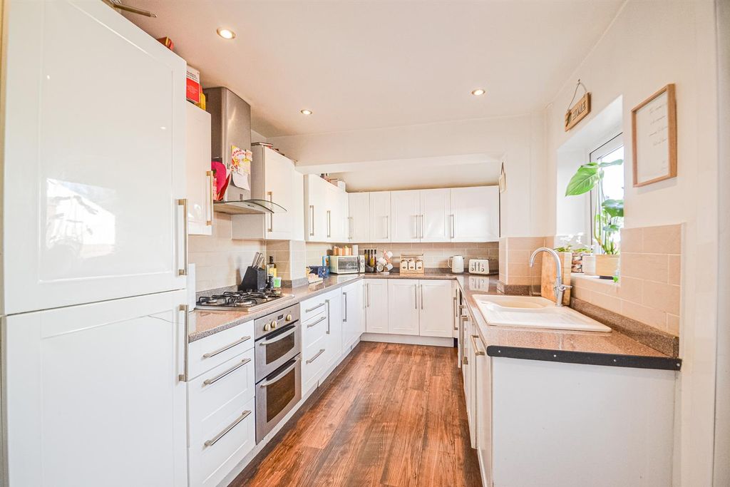 Property photo 3 of 18 Kitchen
