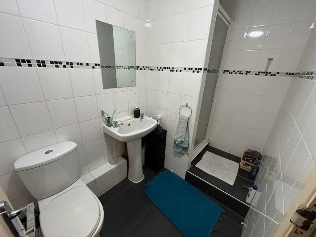Property photo 1 of 9 A Well-Maintained Bathroom Featuring Modern Fixtur...