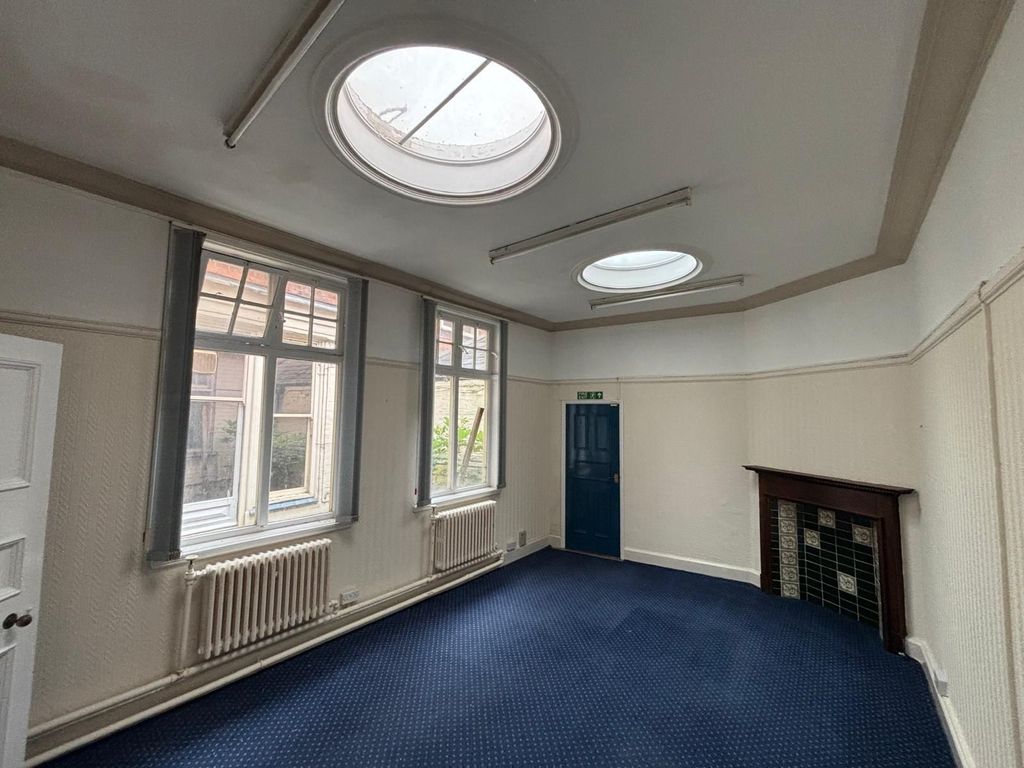 Property photo 2 of 32