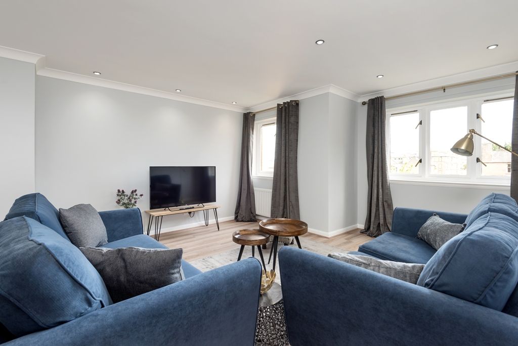 Property photo 1 of 17 Lounge