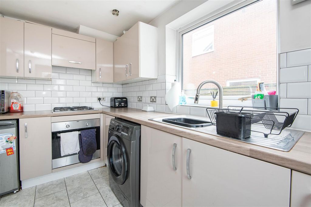 Property photo 3 of 16 Kitchen