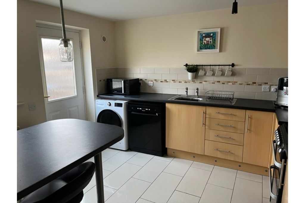 Property photo 3 of 10 Kitchen