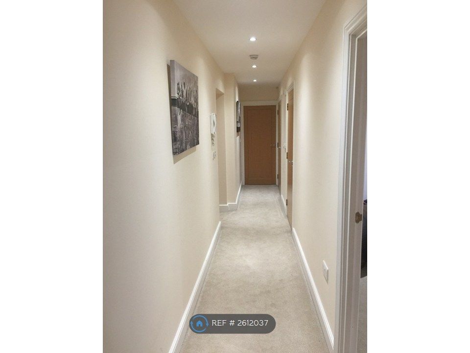 Property photo 2 of 7 Hallway