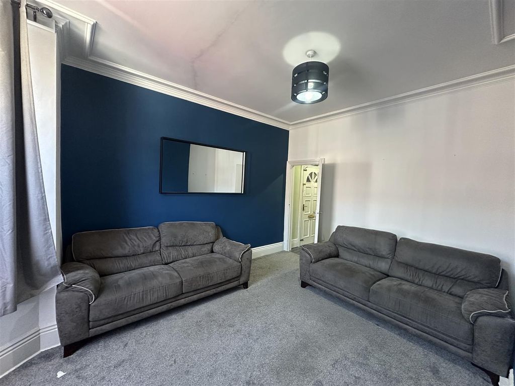 Property photo 3 of 11 Lounge.Jpg