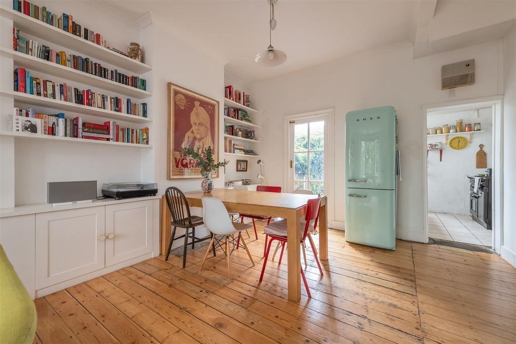 Property photo 3 of 25 Orford Road, E17