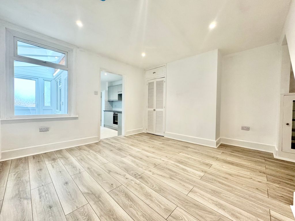 Property photo 3 of 11 Dining Room