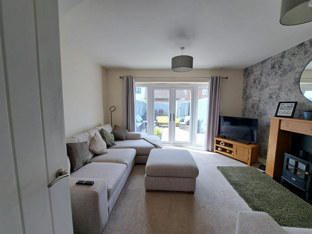 Property photo 2 of 12 Front Room James Grundy.Jpg