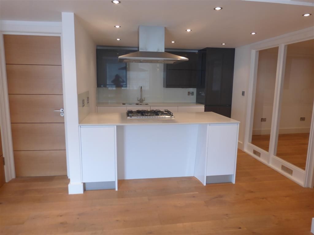 Property photo 3 of 11 Kitchen