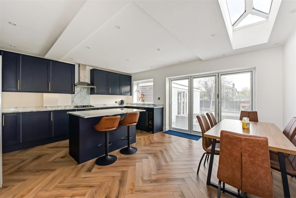 Property photo 3 of 22 Ph26_6283705.Jpg