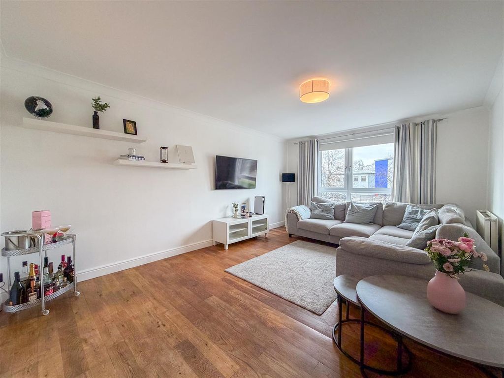 Property photo 2 of 19 Lounge