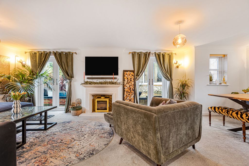 Property photo 3 of 43