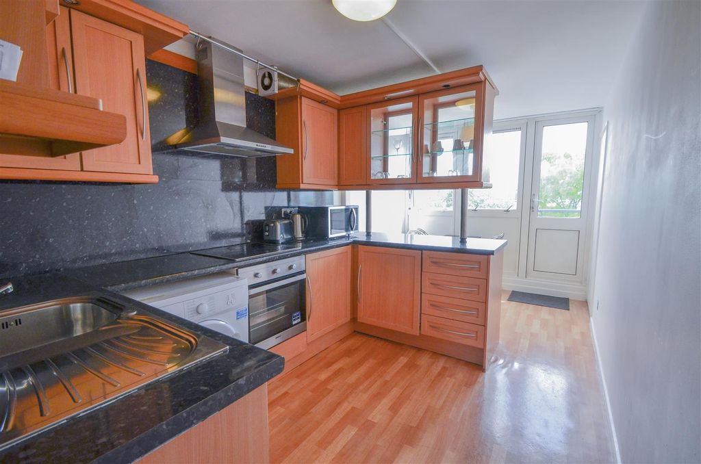 Property photo 2 of 14 Holcroft Court