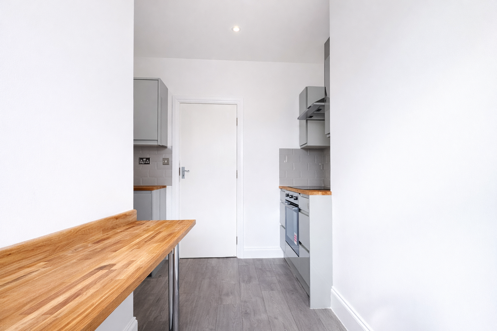 Property photo 3 of 18 F4 Basing 3