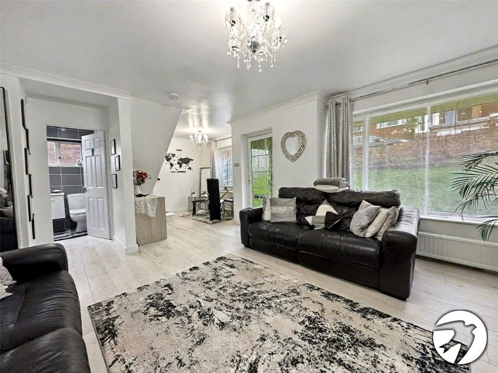 Property photo 2 of 19 Lounge