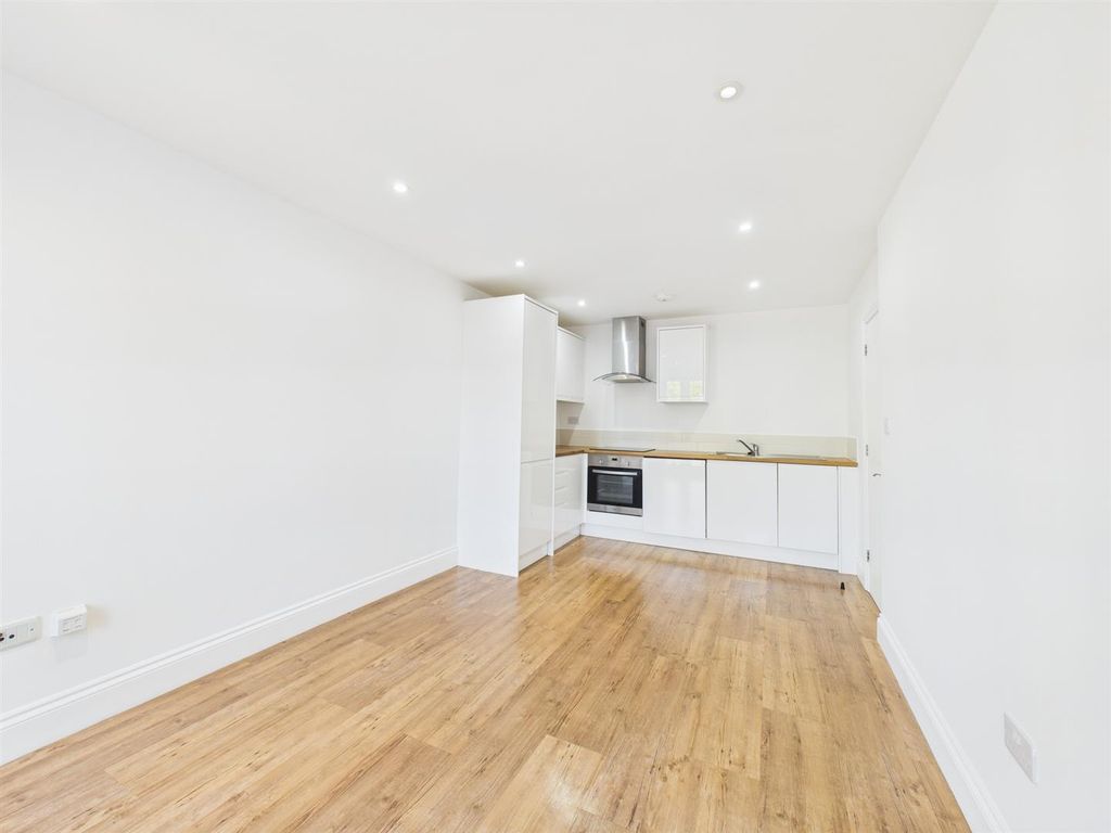 Property photo 2 of 9 Cam04907G0-Pr0299-Still007.Jpg