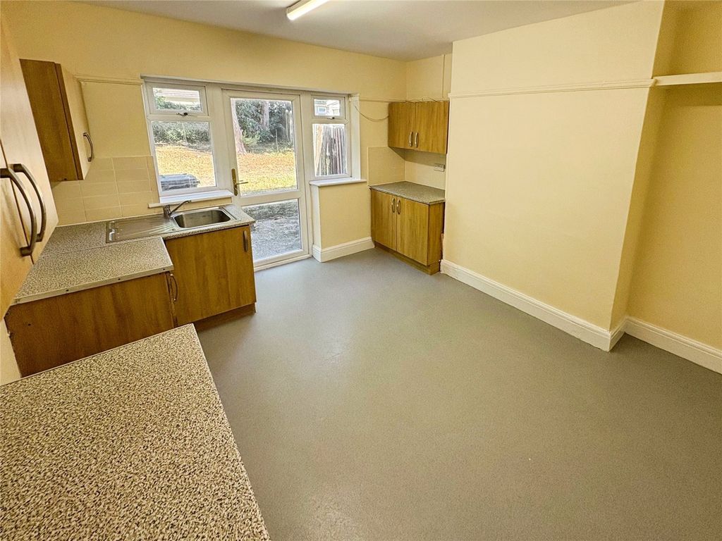Property photo 3 of 10 Dining Kitchen