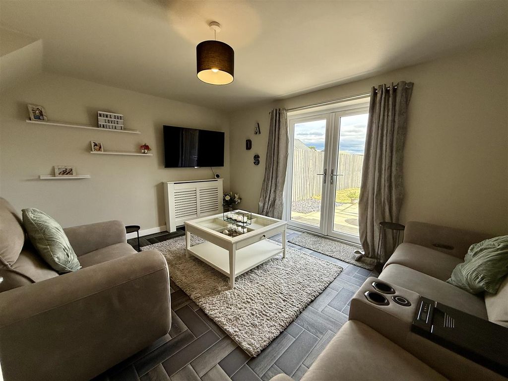 Property photo 3 of 11 Lounge