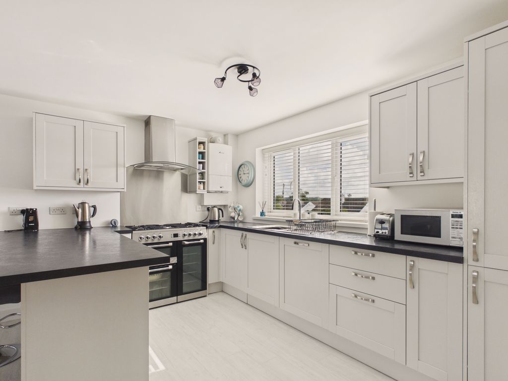 Property photo 3 of 11 Kitchen