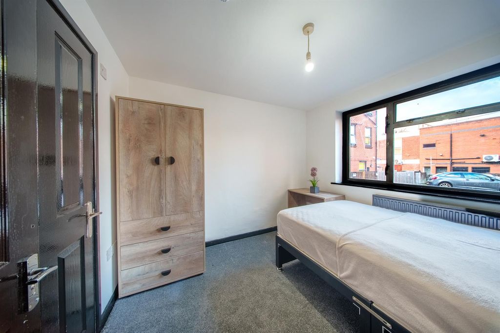 Property photo 3 of 6 Queens Road-20.Jpg