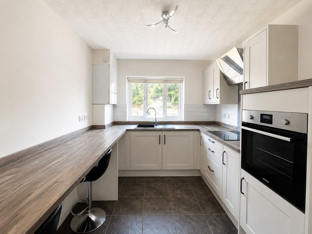 Property photo 2 of 8 Kitchen