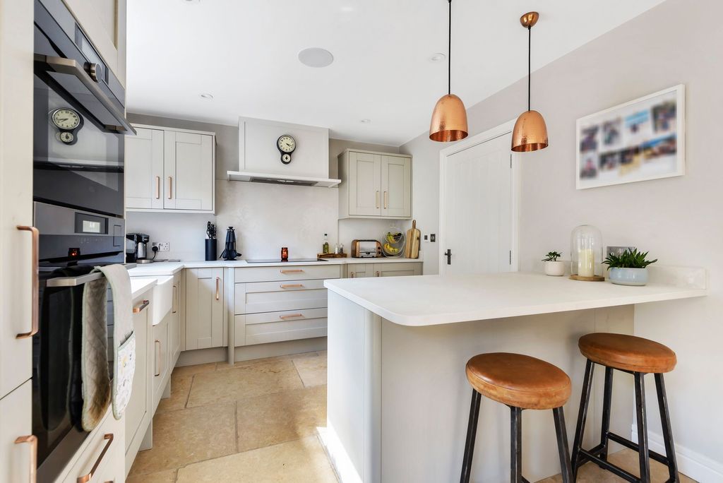 Property photo 2 of 23