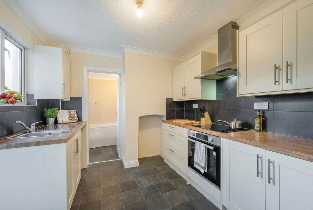 Property photo 3 of 9 Kitchen