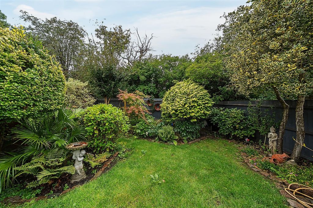 Property photo 3 of 13 Garden: