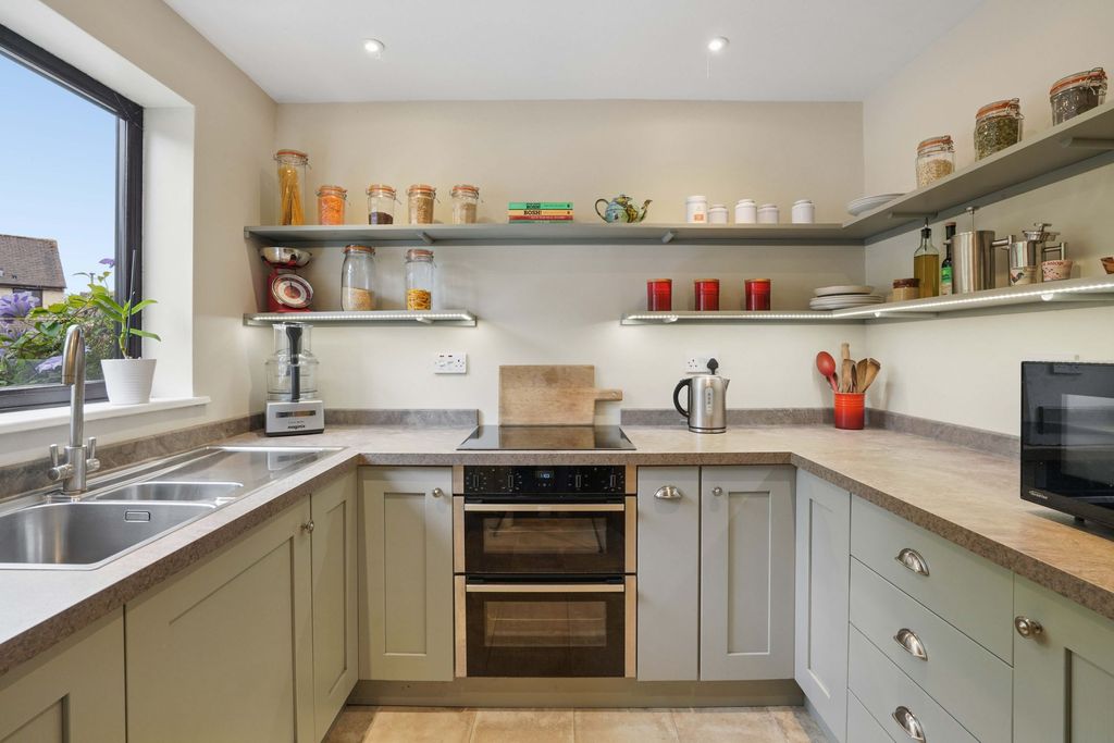 Property photo 2 of 11 Kitchen