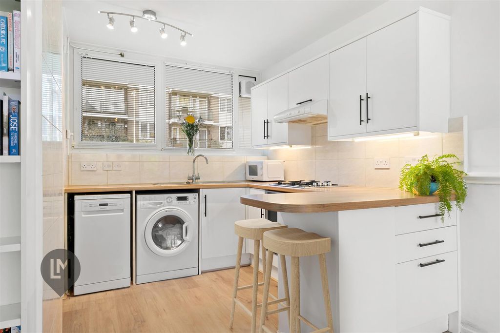 Property photo 3 of 6 Kitchen