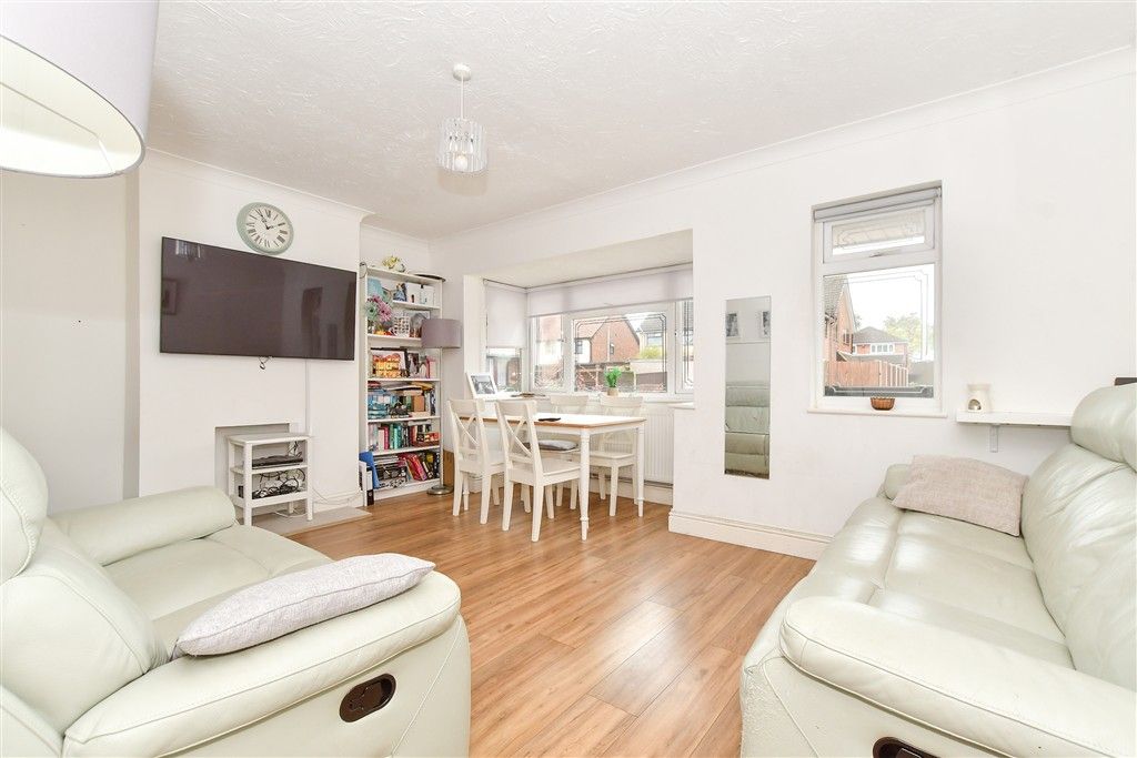 Property photo 3 of 13 Lounge