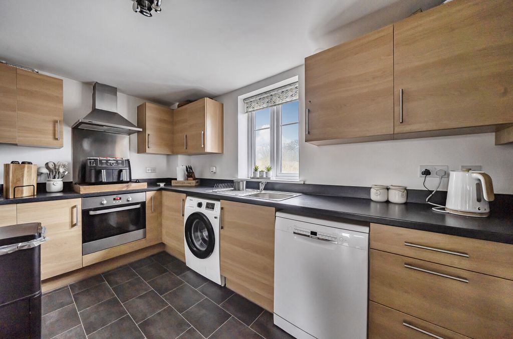 Property photo 3 of 12 1425210-9-69B2F26...