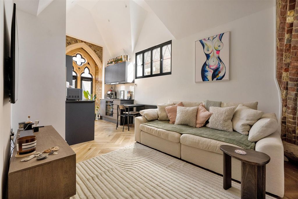 Property photo 2 of 28 Arcadia Street, E14
