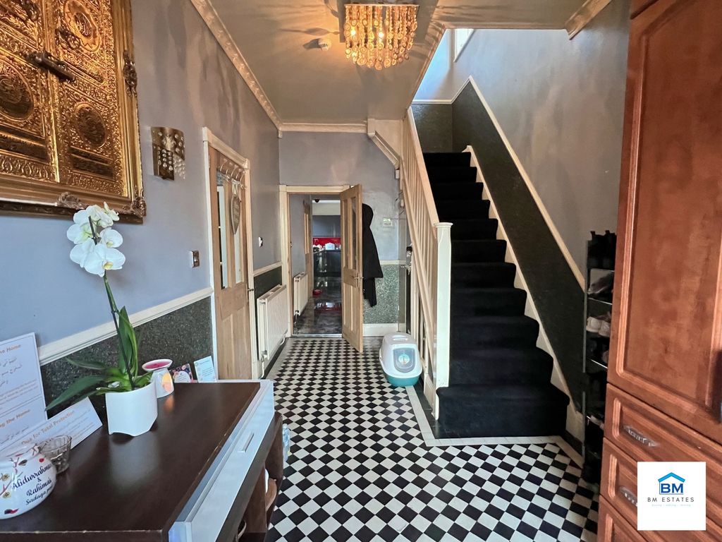 Property photo 2 of 10 Entrance Hall