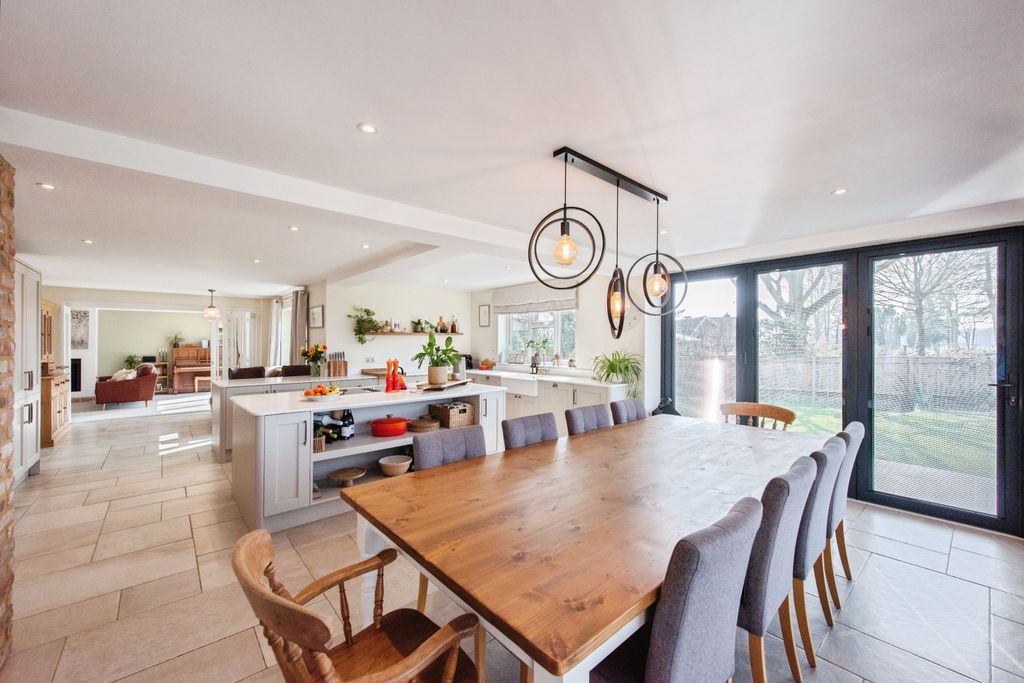 Property photo 3 of 17 Kitchen/Dining Room