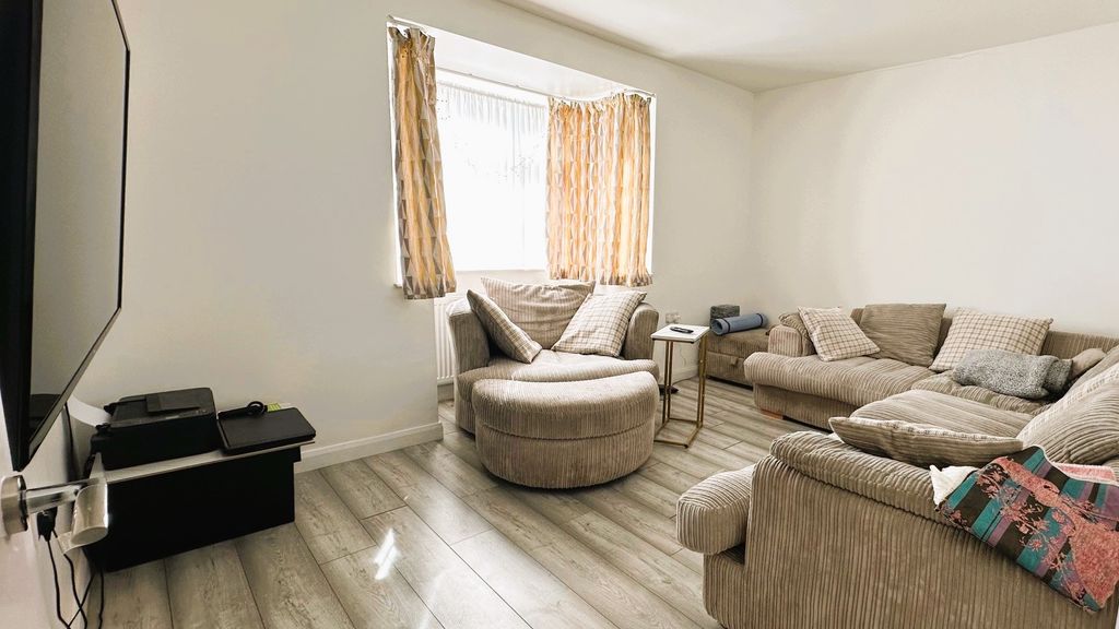 Property photo 2 of 9 Lounge 2