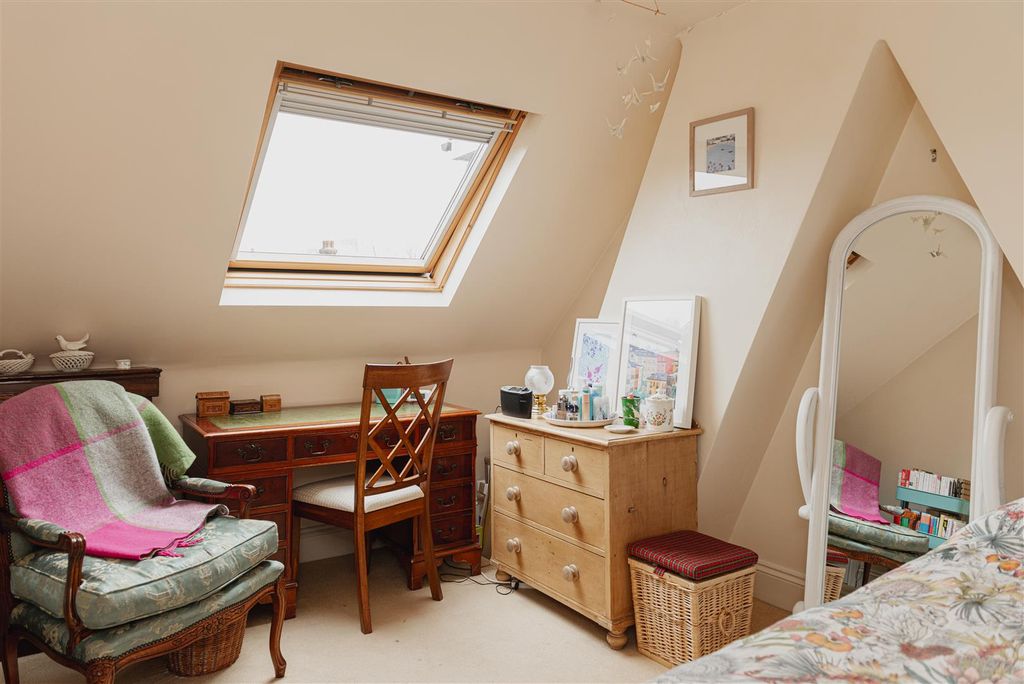 Additional image 15 of 4 bed semi-detached house for saleDeerings Road, Reigate RH2