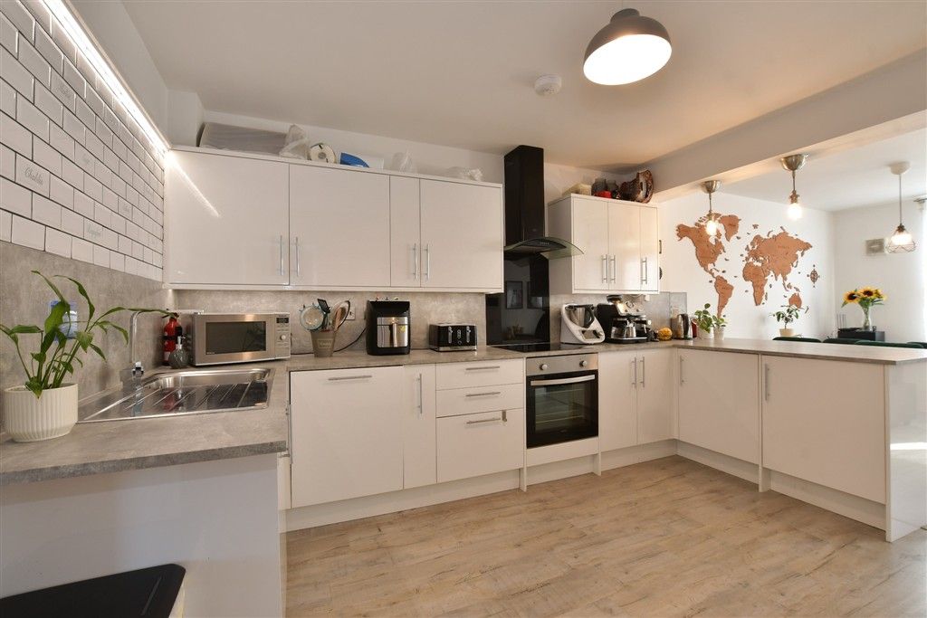 Property photo 3 of 11 Kitchen