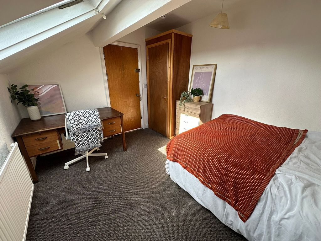 Property photo 1 of 18 A Cozy Bedroom Featuring A Comfortable Double Bed ...