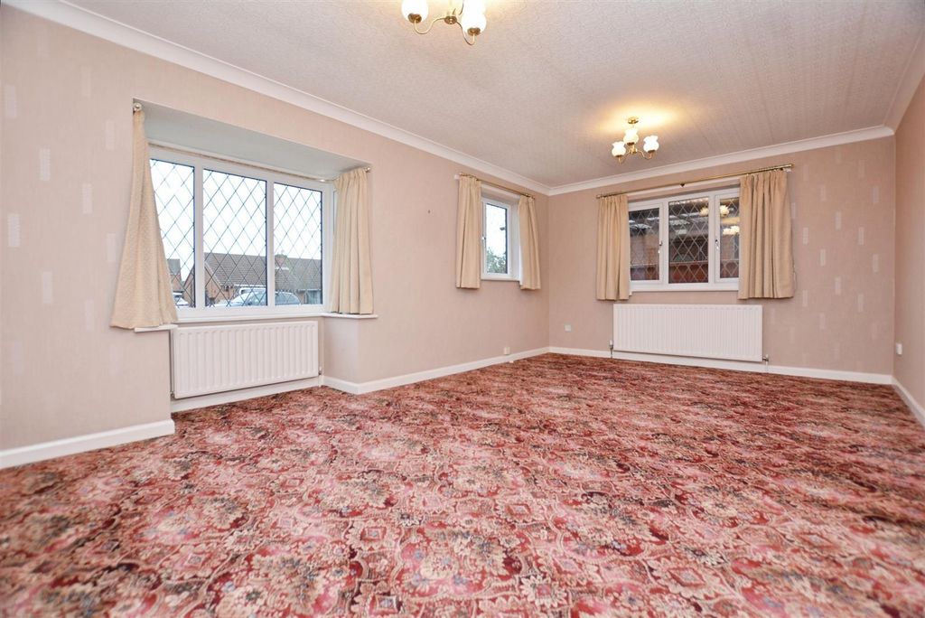 Property photo 3 of 13 Lounge