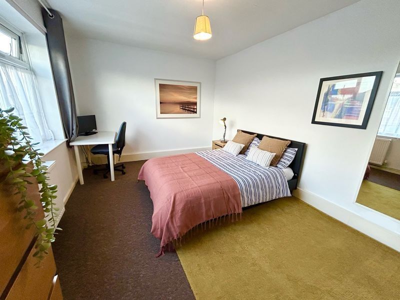 Property photo 1 of 5 A Cozy Double Bedroom Featuring A Comfortable Bed,...