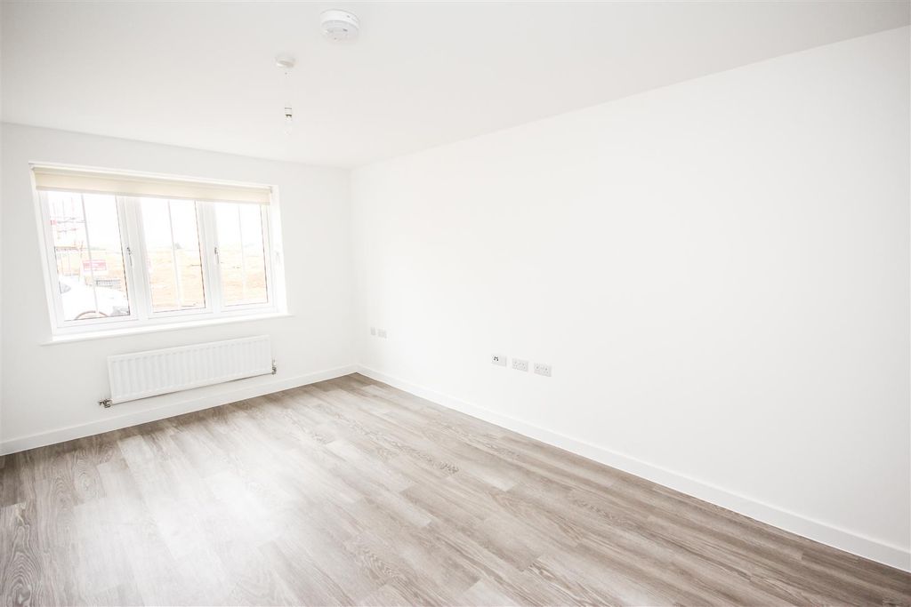 Property photo 2 of 10 Living Room (2).Jpg