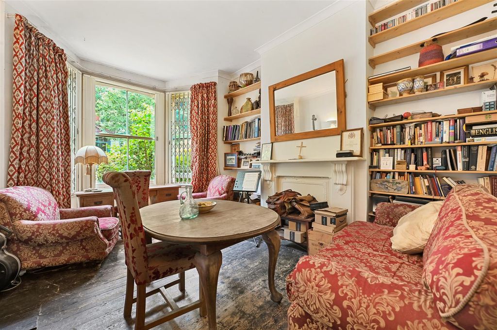 Property photo 2 of 8 Aynhoe Road