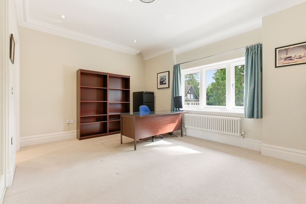 Additional image 17 of 3 bed flat for saleQueen Elizabeth Crescent, Beaconsfield, Buckinghamshire HP9