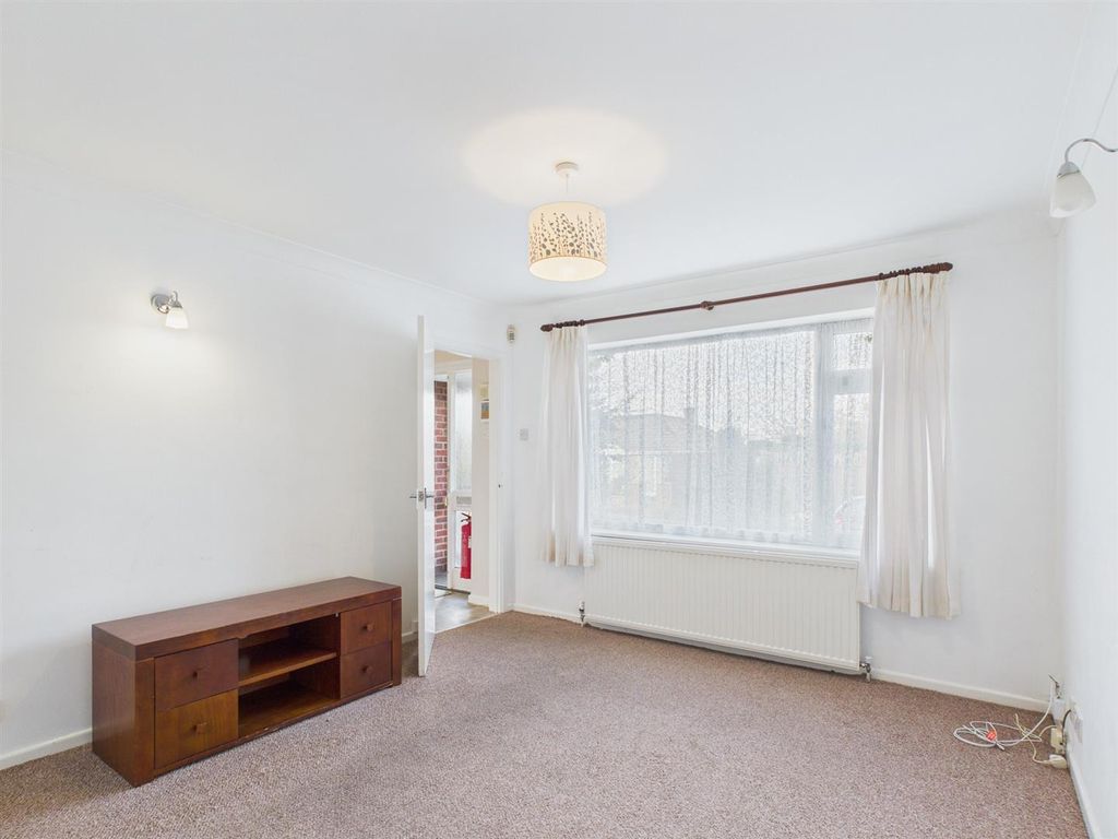 Property photo 2 of 21 4-Bed-House-Leckhampton-12.Jpg