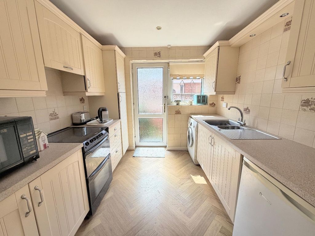 Property photo 3 of 11 Kitchen